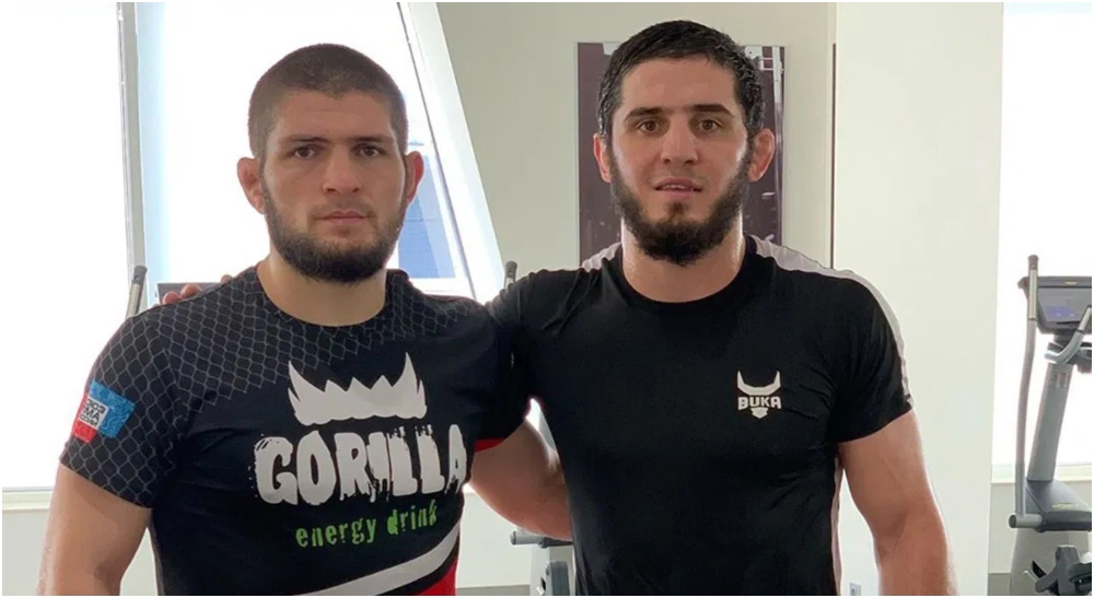 Omslagsbild Islam Makhachev tillsammans med Khabib